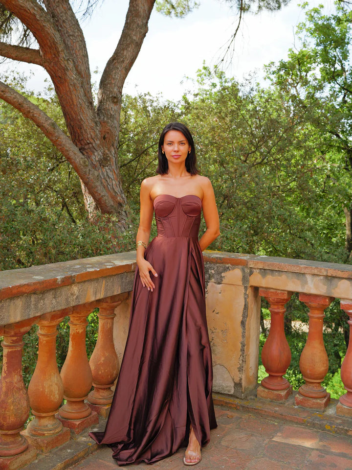 Corsé Élise™ | Vestido largo satinado con abertura lateral