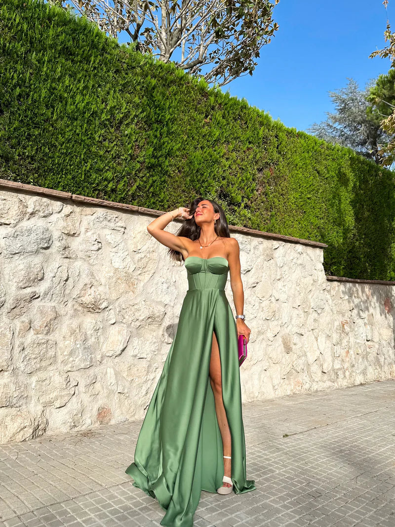 Corsé Élise™ | Vestido largo satinado con abertura lateral