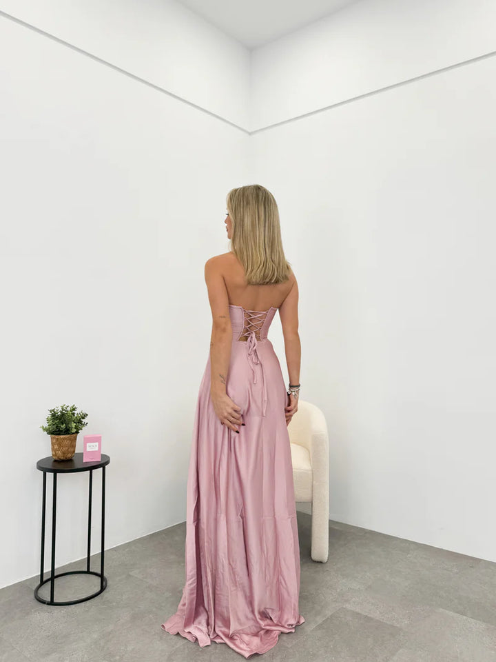 Corsé Élise™ | Vestido largo satinado con abertura lateral