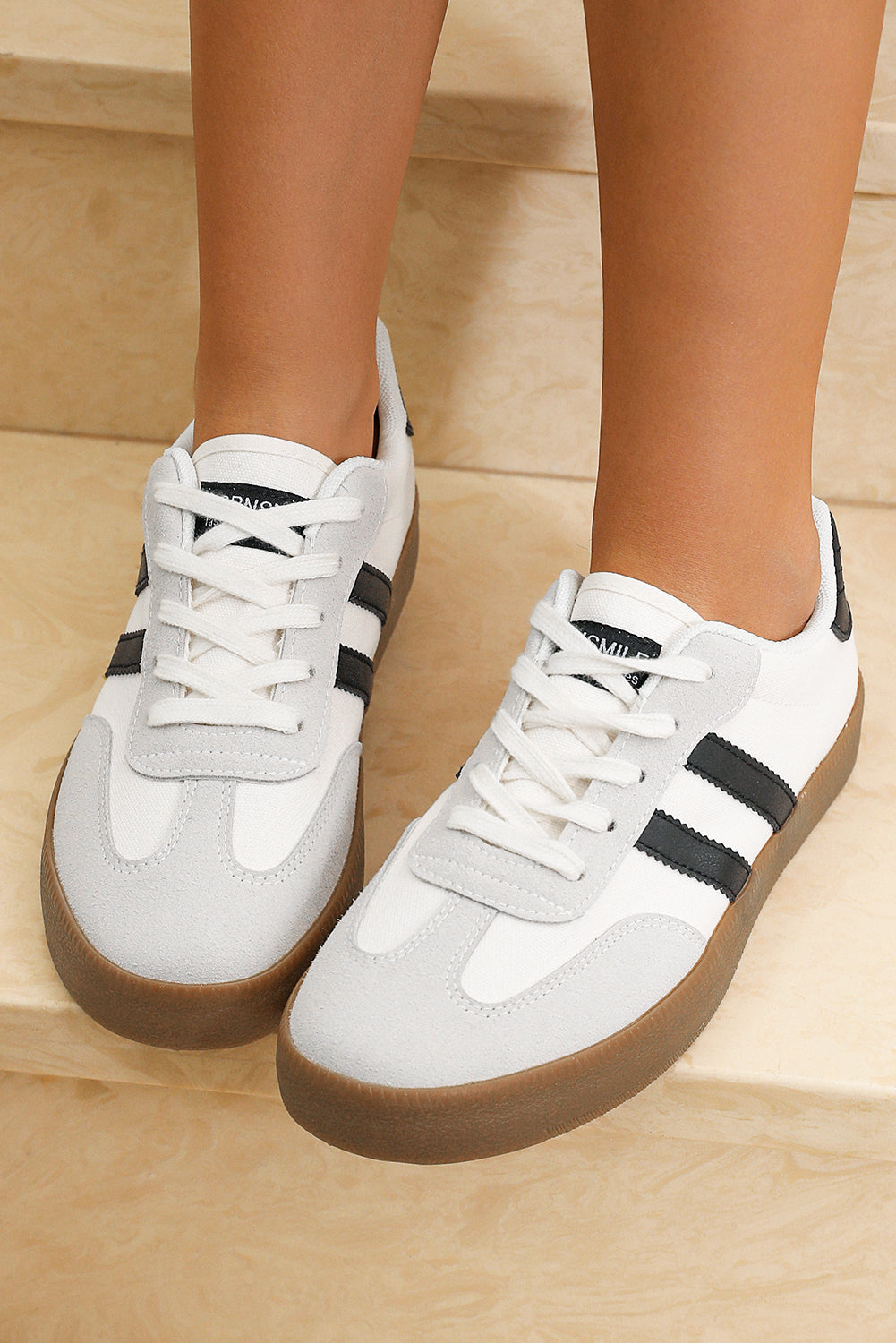 Olina™ | Zapatillas planas con rayas negras