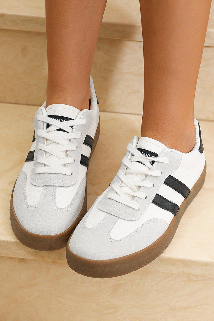 Olina™ | Zapatillas planas con rayas negras