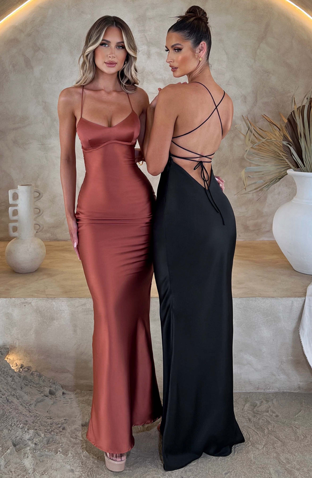 Natalia™ | Vestido satinado con espalda cruzada