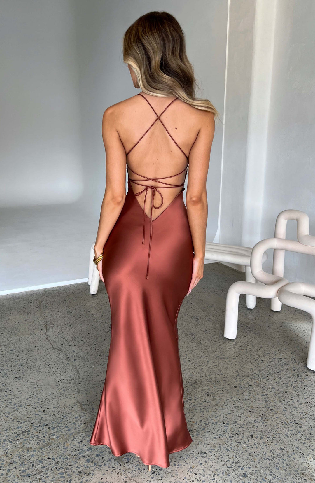 Natalia™ | Vestido satinado con espalda cruzada