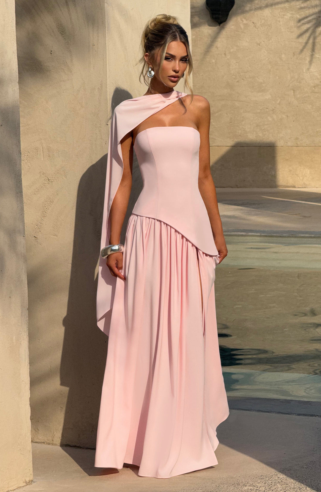 Rouge Amélie™ | Vestido largo con abertura elegante