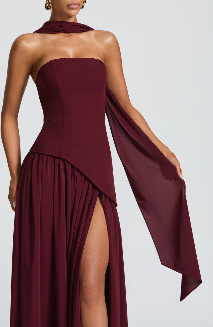 Rouge Amélie™ | Vestido largo con abertura elegante