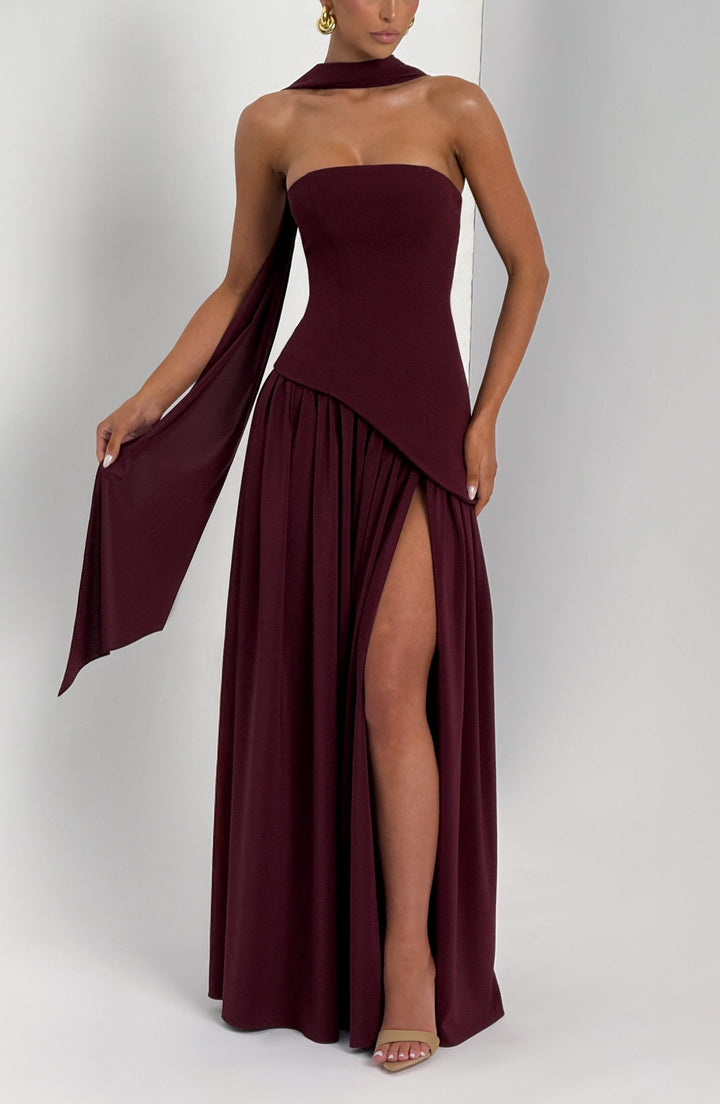 Rouge Amélie™ | Vestido largo con abertura elegante