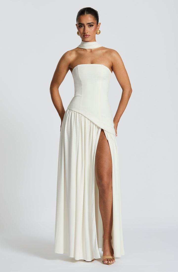 Rouge Amélie™ | Vestido largo con abertura elegante